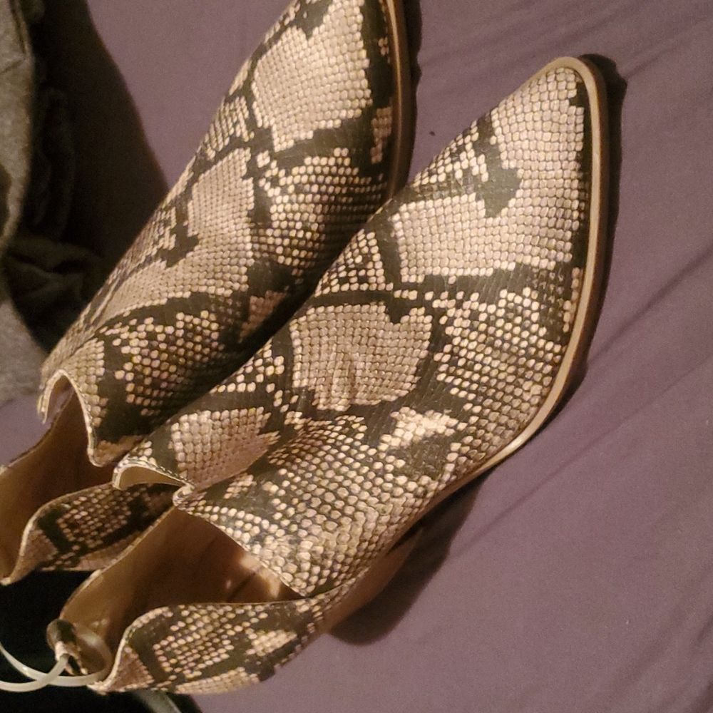 Snakeskin Print pointy Ankle Boots